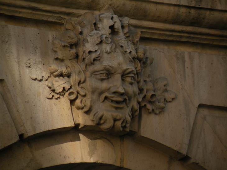  Mascaron